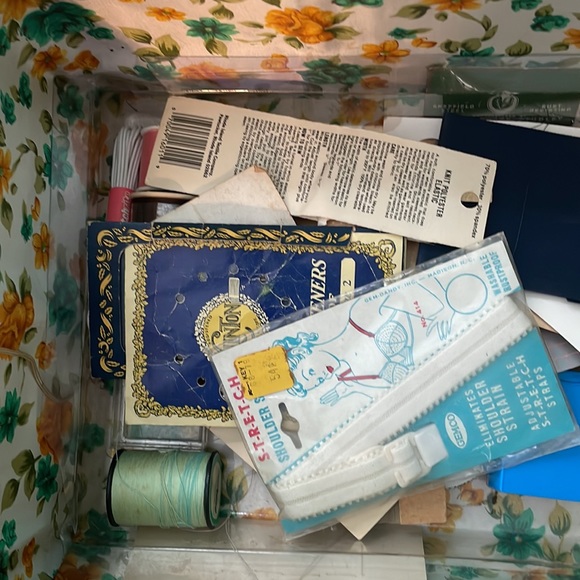 Antique Large Sewing Kit with Handle 💚💚 - Picture 4 of 8